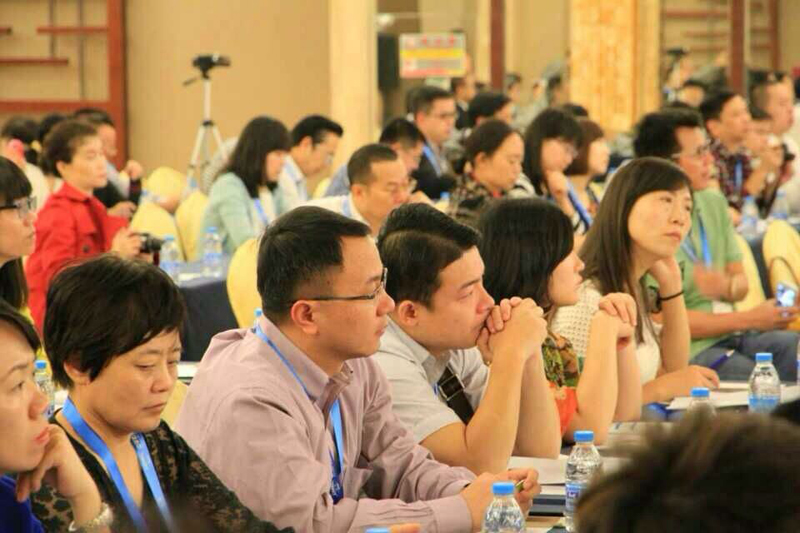 参加中华近视眼防控高峰论坛，探讨创新和发展
